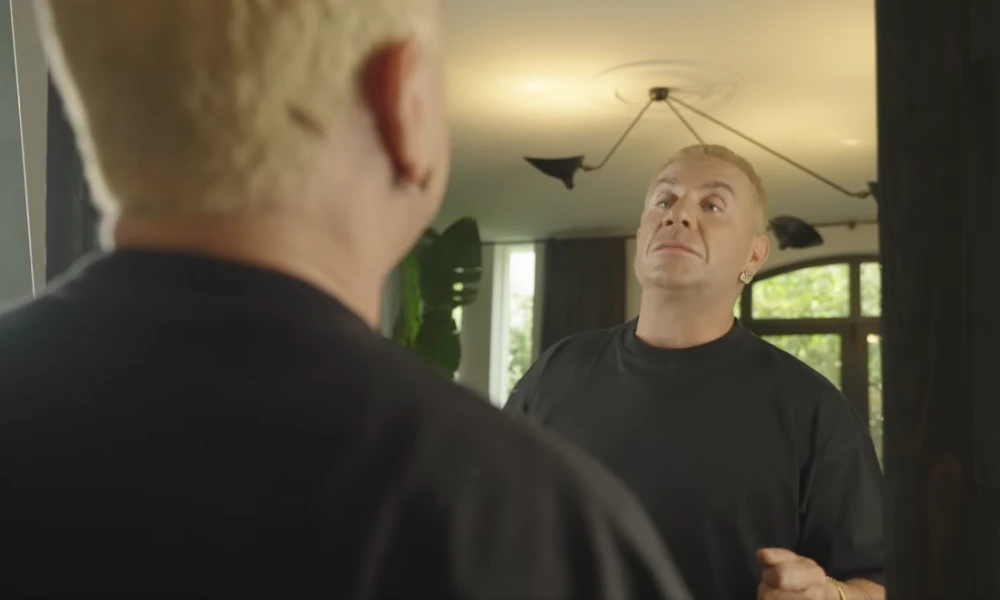 Μαζωνάκης ή Till Lindemann; Επικό πρόμο για τη συναυλία των Rammstein στην Αθήνα τραγουδώντας Du Hast